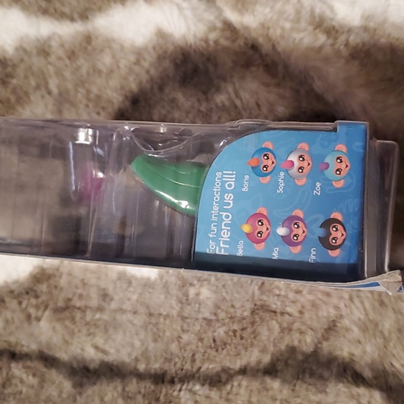 Fingerlings Monkey "Sophie" white with pink hair new in box with bonus stand - Picture 4 of 6